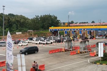 Arus kendaraan pemudik masih terlihat di Gerbang Tol Kalikangkung Semarang