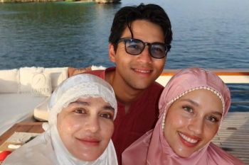Luna Maya, Maxime dan Cinta Laura salat Id di atas kapal