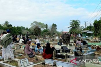 Ratusan pengunjung padati sejumlah makam di Pangkalpinang