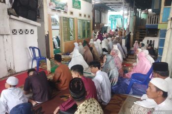 Warga Palembang shalat id di gang sempit