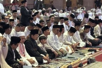 Wapres Gibran shalat di Masjid Istiqlal bersama Jan Ethes dan menteri