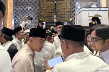 Usai salat Id, Wapres Gibran sempatkan "selfie" dan berbincang dengan warga
