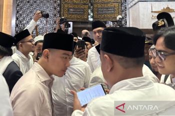 Usai salat Id, Gibran sempatkan "selfie" dan berbincang dengan warga