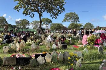 Usai Shalat Id, umat Muslim lakukan ziarah di Pemakaman Wanasari