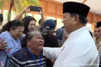 Hangatnya Lebaran di Istana, Prabowo sapa dan rangkul warga