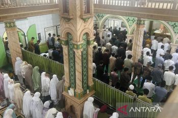 Salat Id digelar di tengah jejak sisa banjir di Agam