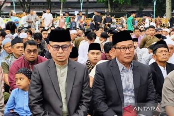 Diselingi hujan, Pemkot Bukittinggi gelar Shalat Idul Fitri di Lapangan Wirabraja