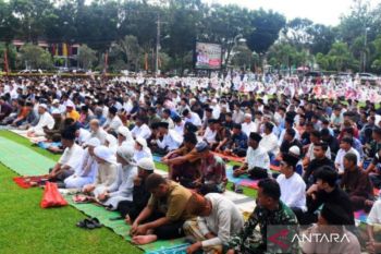 Ribuan warga laksanakan Shalat Idul Fitri di halaman Kantor Bupati Agam
