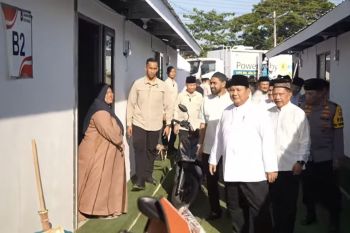 Presiden Prabowo tinjau huntara korban bencana di Aceh Tamiang