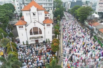 Melihat suasana shalat Idul Fitri di sejumlah daerah