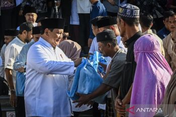 Presiden Prabowo bersalaman dengan warga usai salat Id di Aceh Tamiang