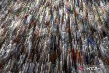 Ribuan Umat Muslim shalat Idul Fitri di Lapangan Vatulemo Palu