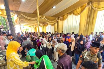 Ribuan warga riyayan di kediaman Gubernur Khofifah