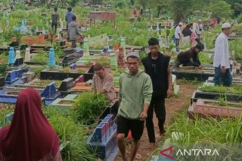 Warga padati tempat pemakaman umum di Palembang
