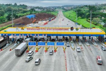 Kendaraan dari barat masuk gerbang Kalikangkung Semarang relatif padat