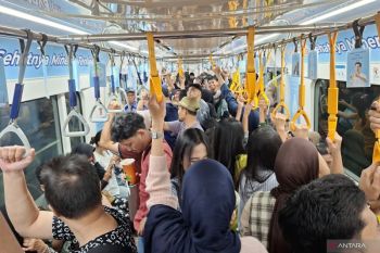 Warga pilih wisata ke Blok M naik MRT
