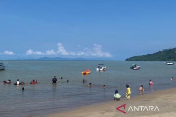 Jumlah pengunjung Pantai Pandan alami penurunan pascabencana banjir