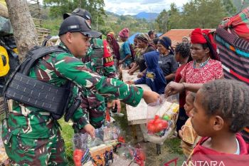 Satgas Yonif 511 bagikan 100 paket bapok ke warga Pirime saat Lebaran