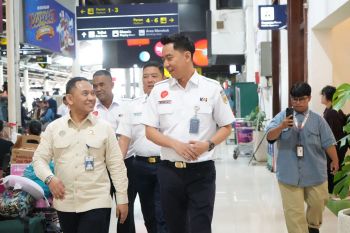 Direktur Lalu Lintas dan Angkutan Kereta Api Kemenhub tinjau posko Angkutan Lebaran Hari ke-10 di Stasiun Yogyakarta