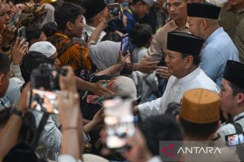 Palace gates to disaster tents: Indonesia's Eid of unity