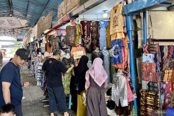 Sejumlah pemudik mampir untuk berburu batik di Pekalongan