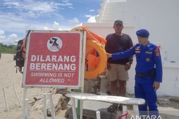 Wisatawan di Lampung Selatan diminta waspada agar tidak terseret arus laut