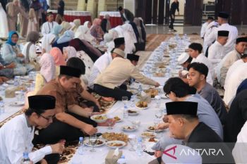 Gubernur Kalbar lestarikan tradisi Saprahan saat Lebaran