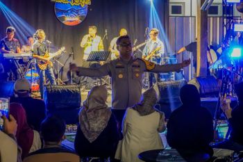 Polres Ciamis hibur pemudik dengan pertunjukan musik di "rest area"