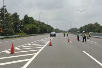 Petugas sterilisasi jalur jelang penerapan one way di ruas Tol Cipali