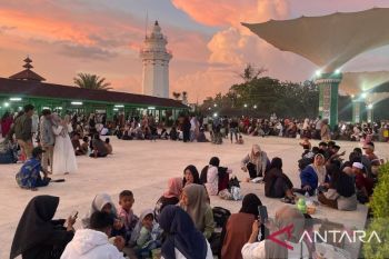 Wisata religi Banten Lama dipadati peziarah pada libur Lebaran