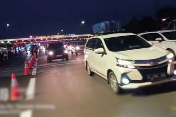 Rekayasa lalu lintas contraflow arah Jakarta diterapkan di Tol Japek