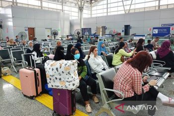 Hari kedua Lebaran, Stasiun Jatinegara masih dipadati pemudik