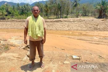 Perjuangan ayah memberi tempat berteduh di tengah musibah banjir