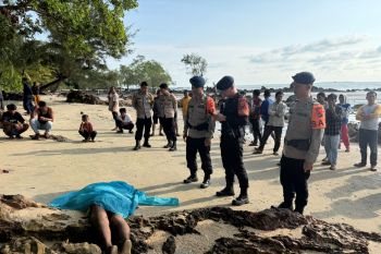 Tim SAR Brimob Polda Babel evakuasi mayat tanpa identitas di Pantai Kepala Dua Desa Tanjung Gunung