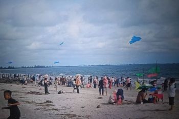 Ribuan pengunjung padati destinasi wisata pantai Pasaman Barat