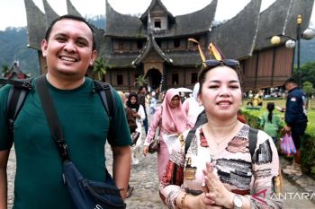 Objek wisata Istano Basa Pagaruyung ramai dikunjungi saat libur lebaran