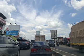 Sebanyak 100 unit lampu penerangan jalan umum di Lampung difungsikan