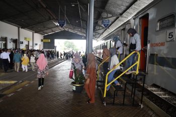 Okupansi kereta Cipatat-Sukabumi meledak 201 persen di Lebaran 2026