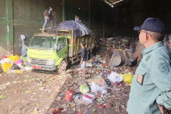 Petugas kebersihan di Kotim tetap bertugas saat libur Lebaran
