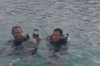 Polisi selamatkan ponsel wisatawan asal Bandung jatuh ke laut di Dermaga Pulau Pari