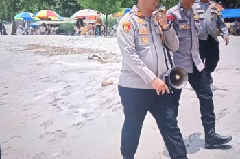 Polsek Pasaman gunakan pengeras suara berikan himbauan jaga anak di Pantai Sasak (Video)