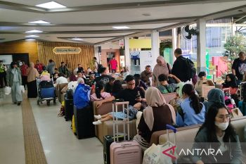 Stasiun Bandung padat penuumpang kereta jarak jauh pada puncak arus balik Lebaran 2026