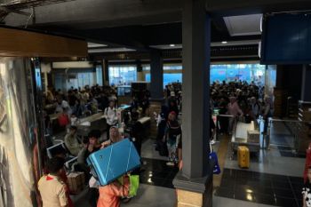 Penumpang pejalan kaki turut padati Pelabuhan Bakauheni pada arus balik H+2