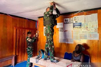 Prajurit Satgas Yonif 511 pasang jaringan listrik di Gereja Ninambua Lanny Jaya