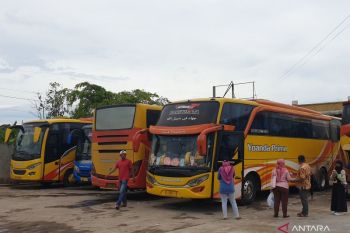 Pengelola bus AKAP di terminal Karya Jaya Palembang siapkan bus ekstra