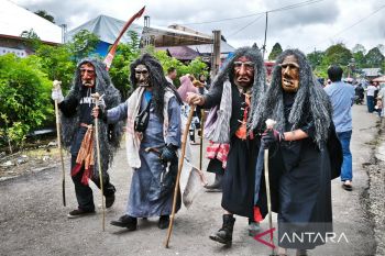 Topeng-topeng yang menjaga ingatan