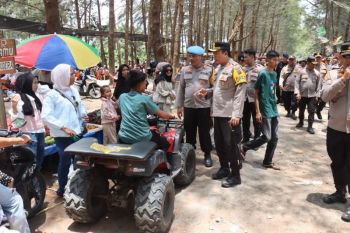 Bentuk kehadiran negara di tengah masyarakat, Kapolres Pasbar hadir langsung pantau objek wisata Pantai Sasak