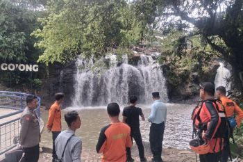 Tim SAR operasi pencarian wisatawan tenggelam di Curug Goong Pandeglang