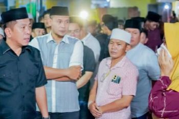 Bupati Karawang serahkan santunan pada keluarga korban kecelakaan maut Majalengka