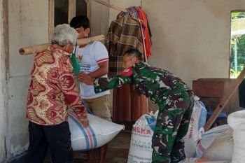 Panen aman! Babinsa dan Bulog jaga harga gabah petani di Lombok Tengah